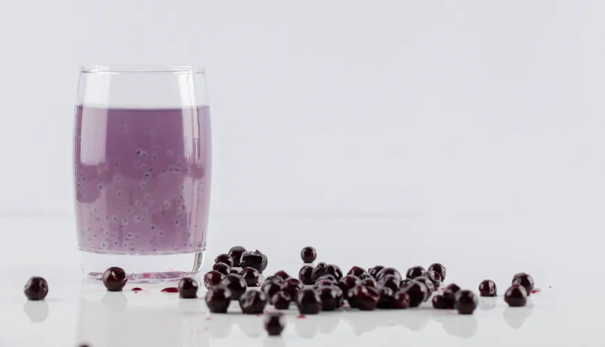 Sirop de groseille maison à partir d'un extracteur de jus, plein de vitamines