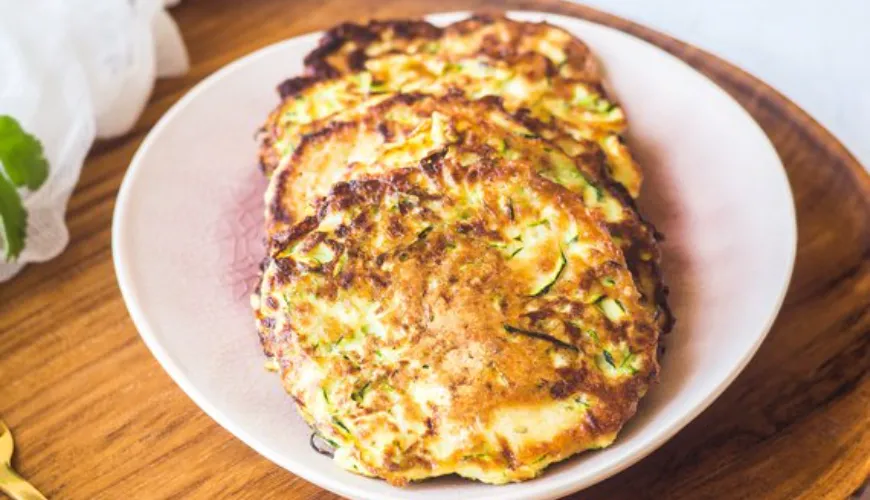 Les crêpes de courgettes sont un excellent choix pour une alimentation saine.