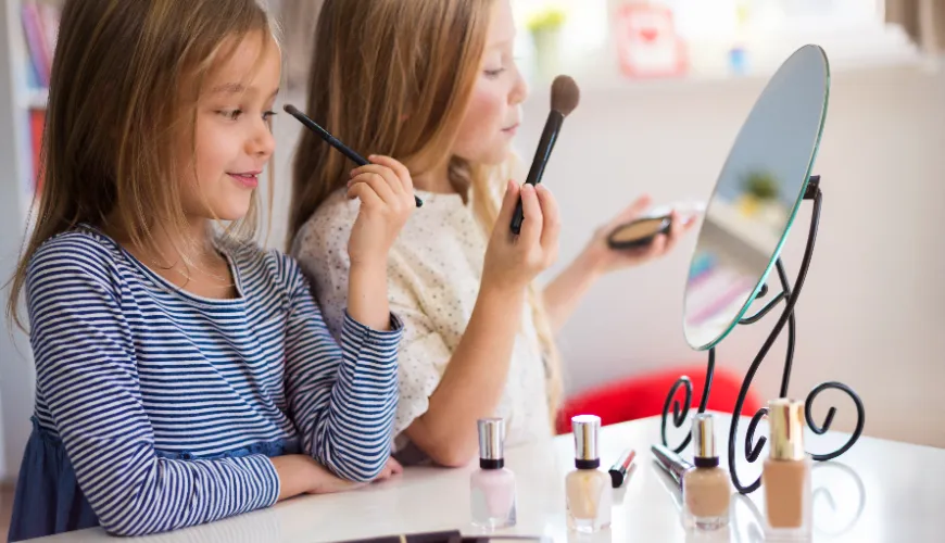 Une peau saine commence avec des cosmétiques naturels pour les jeunes filles