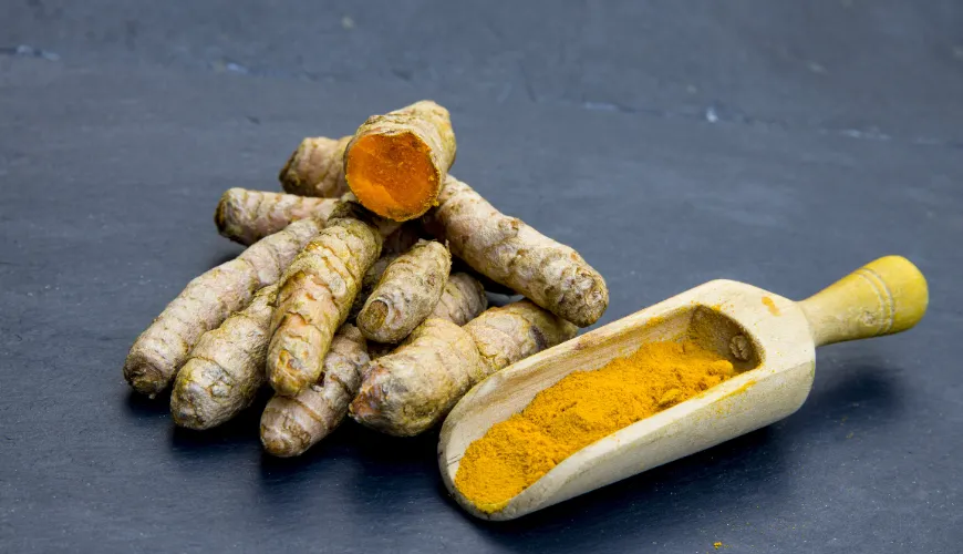 Le curcuma à jeun soutient la détoxification et la vitalité du corps.