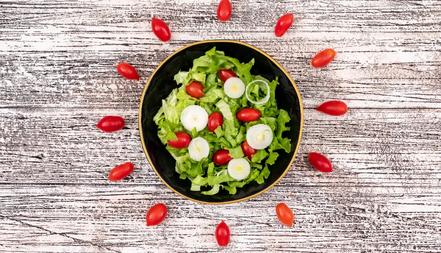 Ravivez la viande avec une salade de légumes fraîche.