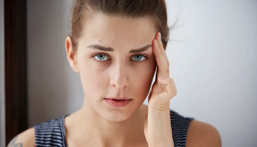 Les cernes sous les yeux comme symptôme d'une carence en fer