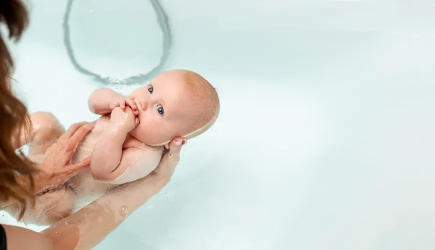 Baigner bébé sans stress et avec joie