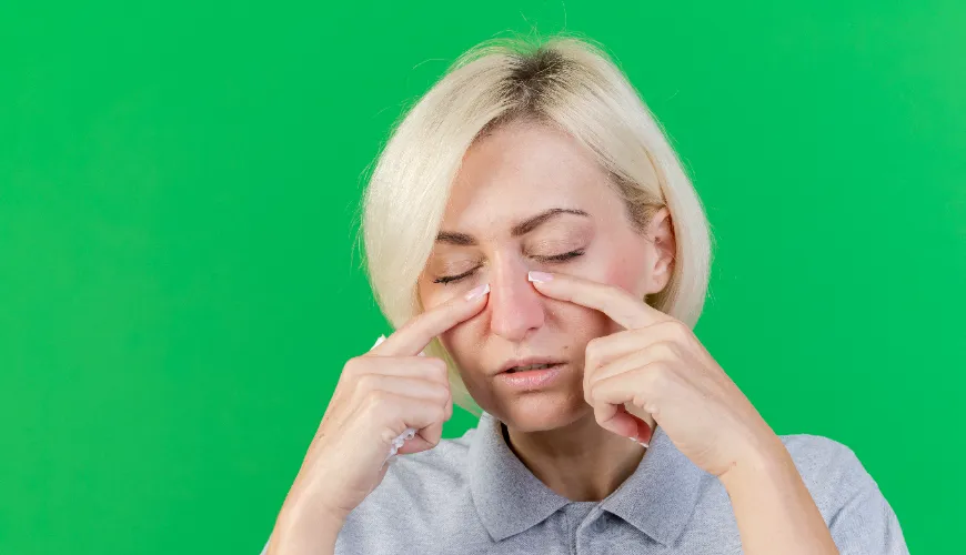 Éliminez les paupières gonflées et donnez de la fraîcheur à vos yeux