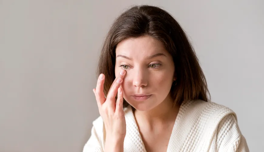 Comment traiter les poches sous les yeux de manière naturelle