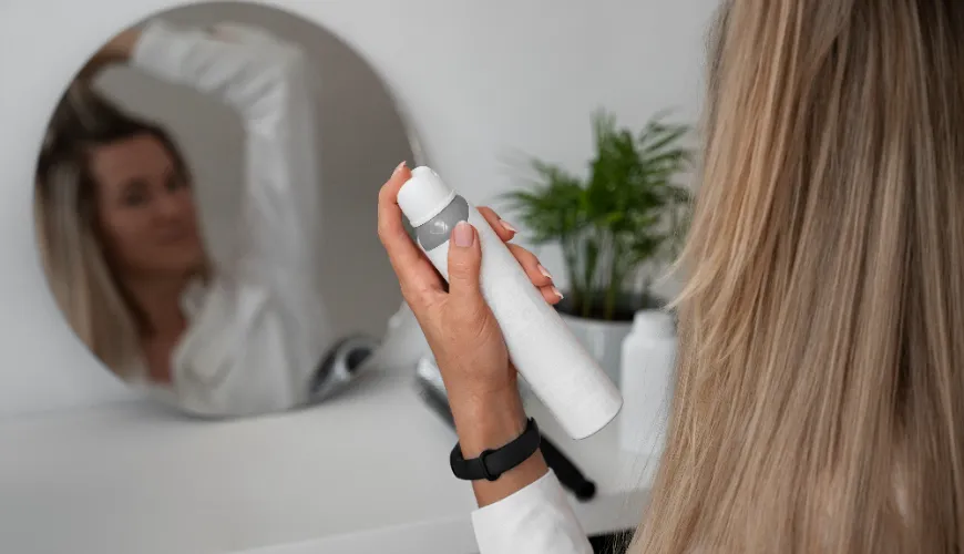 Comment le shampooing sec rafraîchit-il les cheveux sans besoin de lavage ?