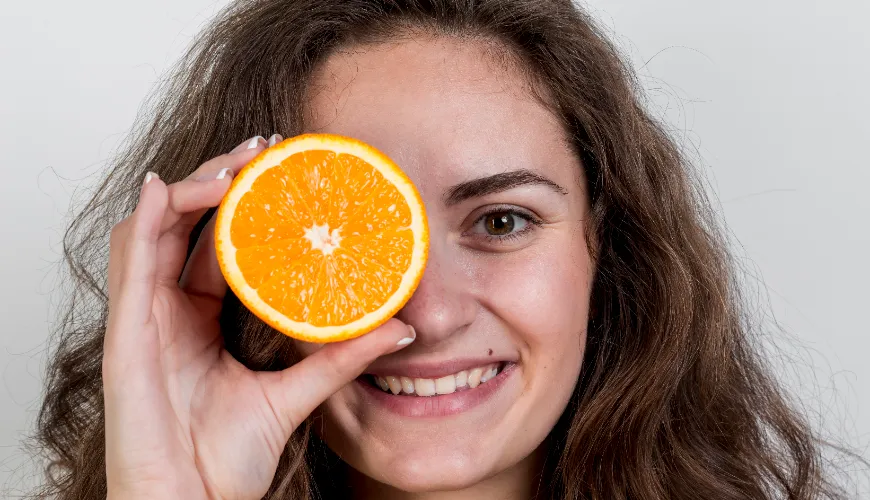 Des cheveux brillants et forts grâce à la puissance de la vitamine C