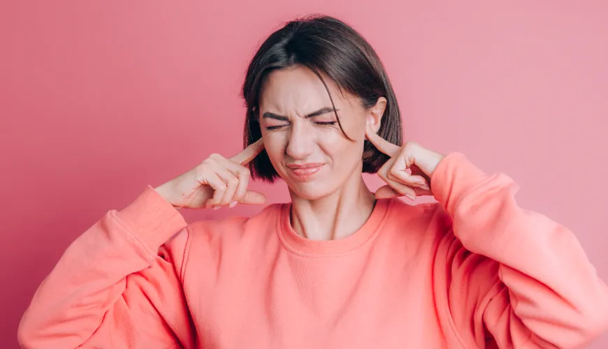 Quelles sont les causes des oreilles bouchées et comment s'en débarrasser rapidement ?